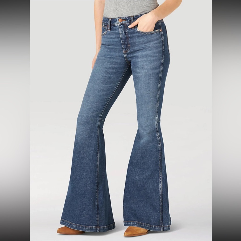 Wrangler Retro Bailey High Rise Flare Jean in Paige Wash 34x32 - 1011MPFKP